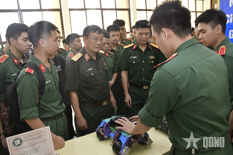 Diễn đàn trao đổi học thuật, rèn luyện kỹ năng phản biện và trình bày khoa học