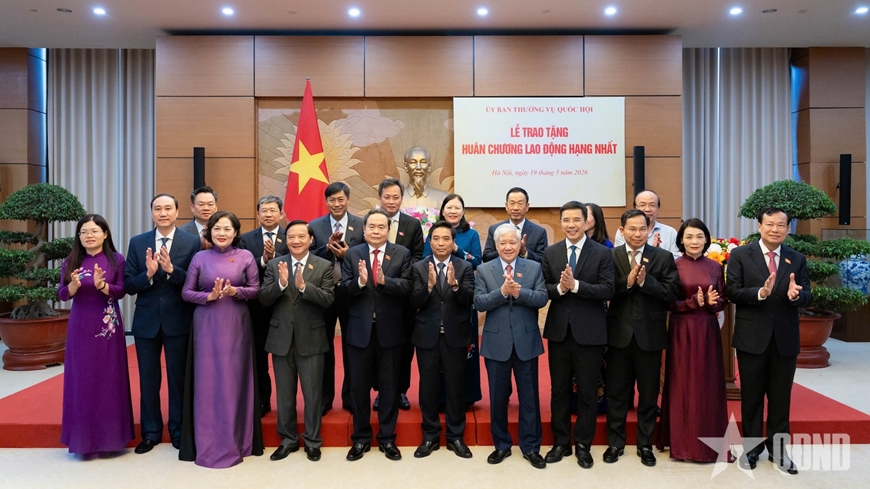 Chủ tịch Quốc hội trao Hu&acirc;n chương Lao động hạng Nhất tặng Ph&oacute; chủ tịch Quốc hội Nguyễn Do&atilde;n Anh