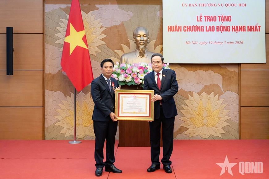 Chủ tịch Quốc hội trao Hu&acirc;n chương Lao động hạng Nhất tặng Ph&oacute; chủ tịch Quốc hội Nguyễn Do&atilde;n Anh