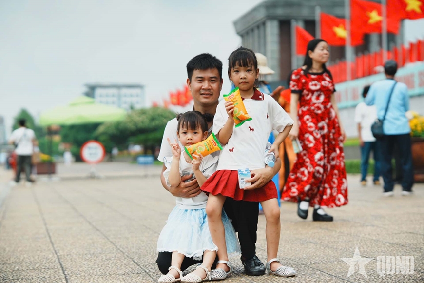 Gần 7.000 lượt kh&aacute;ch v&agrave;o Lăng viếng B&aacute;c