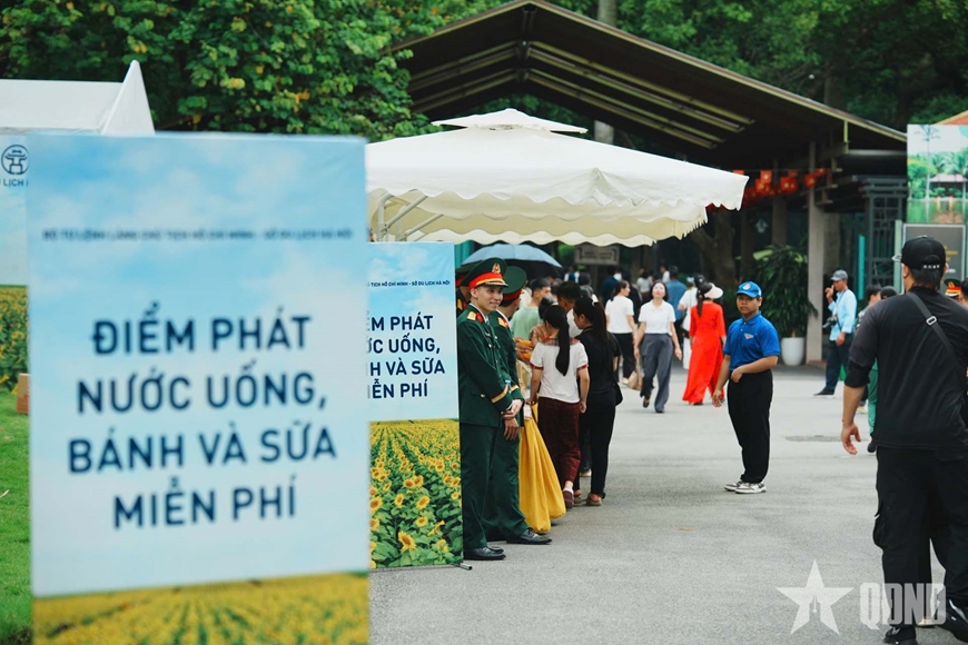Gần 7.000 lượt kh&aacute;ch v&agrave;o Lăng viếng B&aacute;c