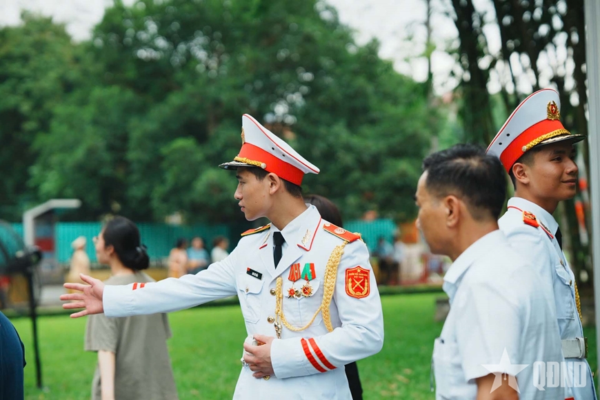 Gần 7.000 lượt kh&aacute;ch v&agrave;o Lăng viếng B&aacute;c