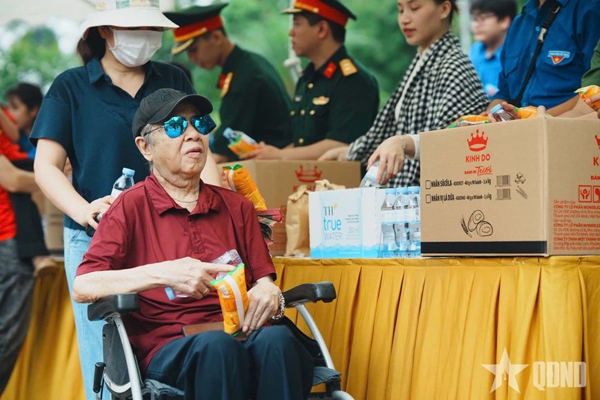 Gần 7.000 lượt kh&aacute;ch v&agrave;o Lăng viếng B&aacute;c