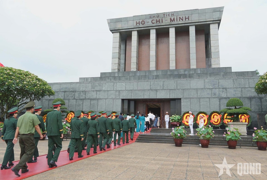 Gần 7.000 lượt kh&aacute;ch v&agrave;o Lăng viếng B&aacute;c