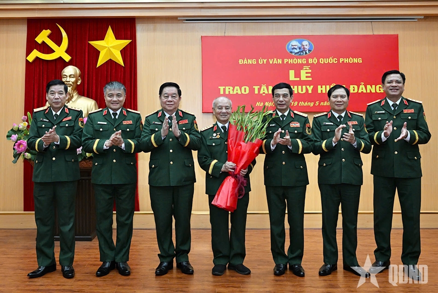 Đại tướng Phan Văn Giang trao Huy hiệu 70 năm tuổi Đảng tặng Đại tướng Phạm Văn Tr&agrave;