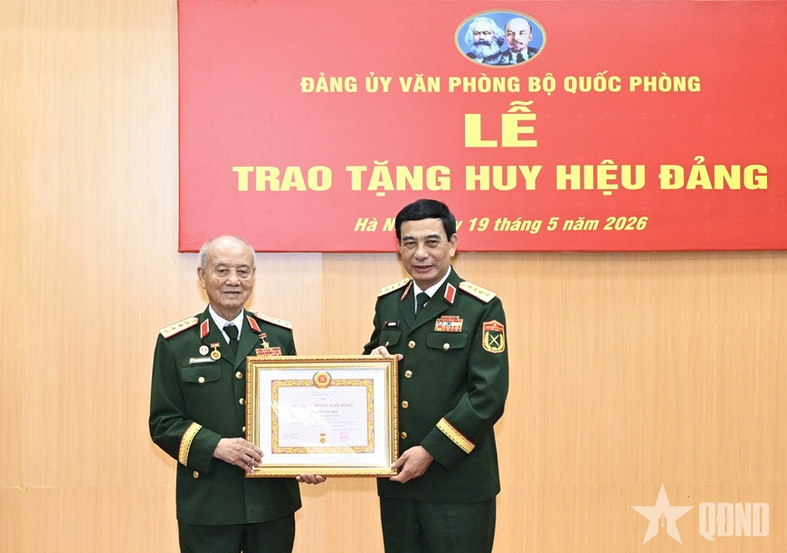 Đại tướng Phan Văn Giang trao Huy hiệu 70 năm tuổi Đảng tặng Đại tướng Phạm Văn Tr&agrave;