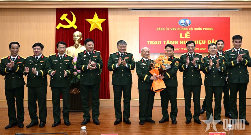 Đại tướng Phan Văn Giang trao Huy hiệu 70 năm tuổi Đảng tặng Đại tướng Phạm Văn Tr&agrave;