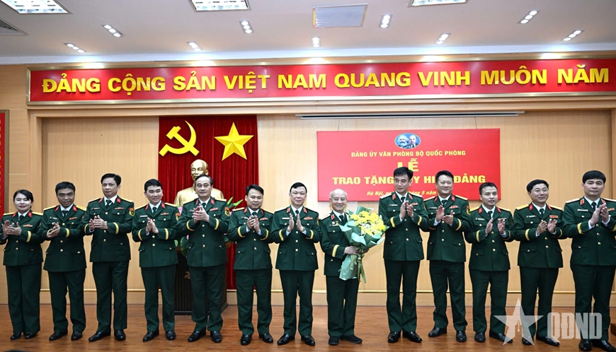 Đại tướng Phan Văn Giang trao Huy hiệu 70 năm tuổi Đảng tặng Đại tướng Phạm Văn Tr&agrave;