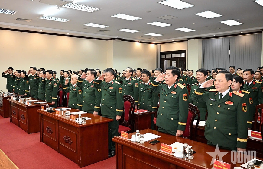 Đại tướng Phan Văn Giang trao Huy hiệu 70 năm tuổi Đảng tặng Đại tướng Phạm Văn Tr&agrave;