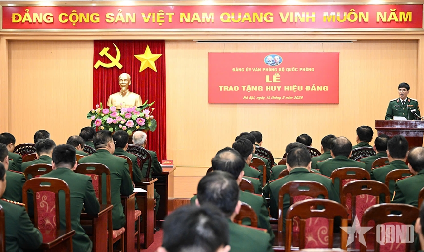 Đại tướng Phan Văn Giang trao Huy hiệu 70 năm tuổi Đảng tặng Đại tướng Phạm Văn Tr&agrave;
