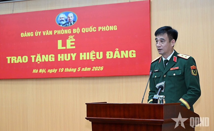 Đại tướng Phan Văn Giang trao Huy hiệu 70 năm tuổi Đảng tặng Đại tướng Phạm Văn Tr&agrave;