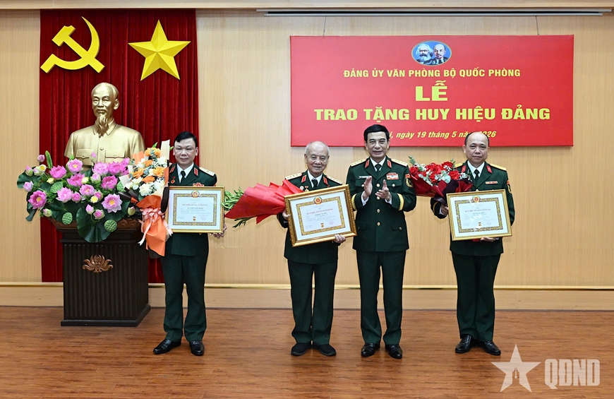 Đại tướng Phan Văn Giang trao Huy hiệu 70 năm tuổi Đảng tặng Đại tướng Phạm Văn Tr&agrave;