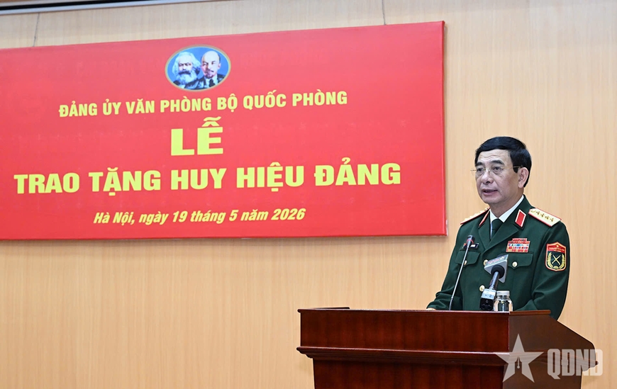 Đại tướng Phan Văn Giang trao Huy hiệu 70 năm tuổi Đảng tặng Đại tướng Phạm Văn Tr&agrave;