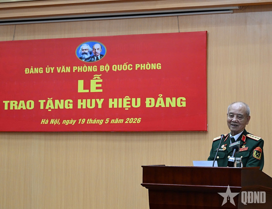 Đại tướng Phan Văn Giang trao Huy hiệu 70 năm tuổi Đảng tặng Đại tướng Phạm Văn Tr&agrave;