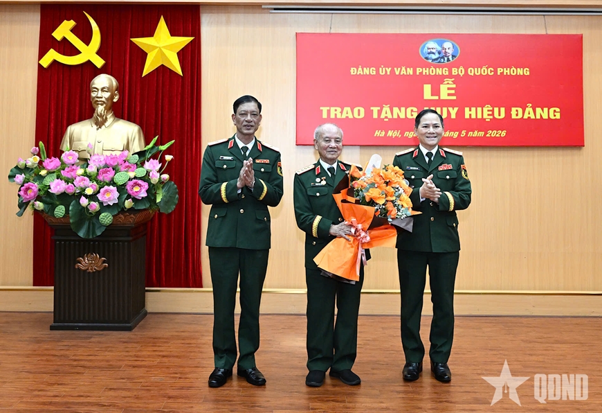 Đại tướng Phan Văn Giang trao Huy hiệu 70 năm tuổi Đảng tặng Đại tướng Phạm Văn Tr&agrave;