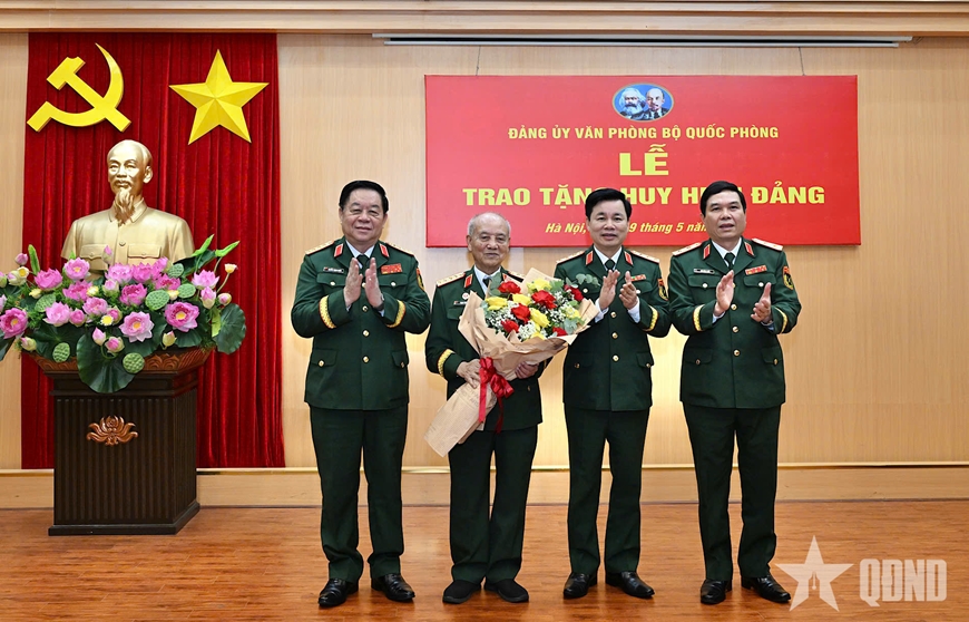 Đại tướng Phan Văn Giang trao Huy hiệu 70 năm tuổi Đảng tặng Đại tướng Phạm Văn Tr&agrave;