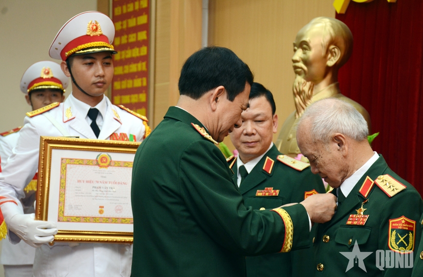Đại tướng Phan Văn Giang trao Huy hiệu 70 năm tuổi Đảng tặng Đại tướng Phạm Văn Tr&agrave;