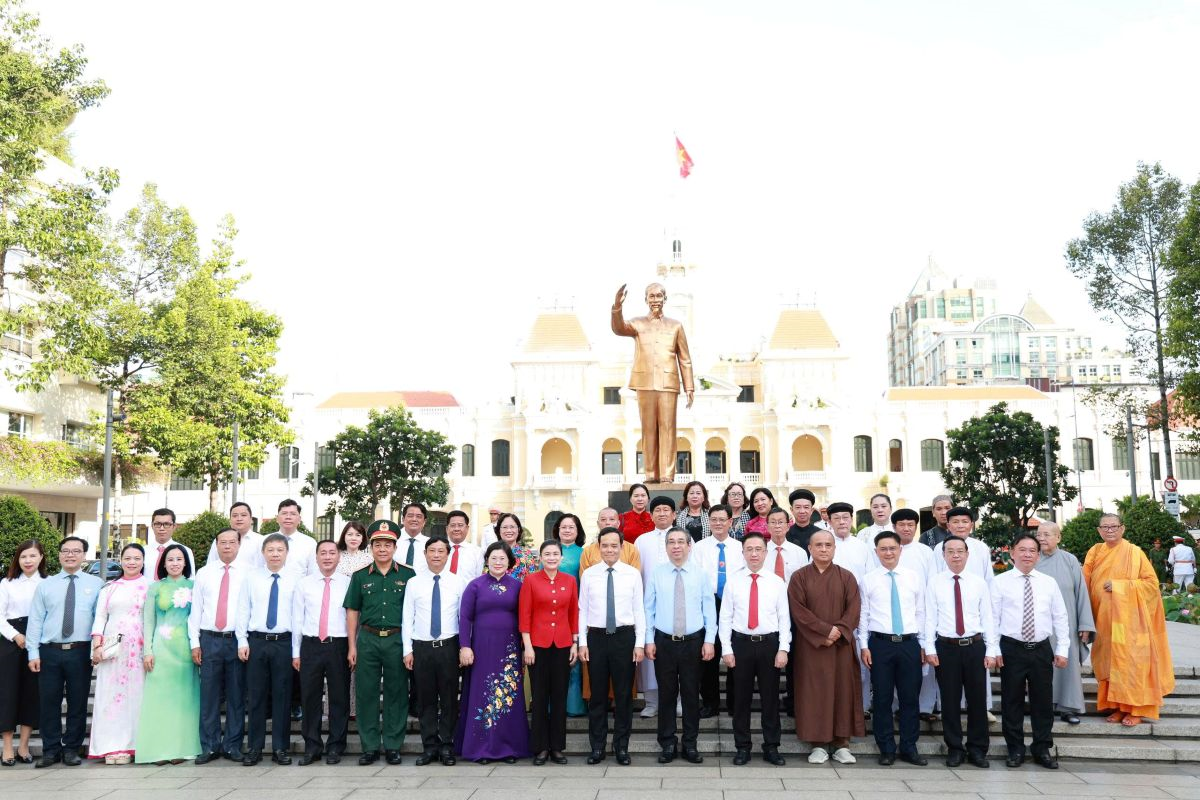 Son sắt nhớ Người

​
