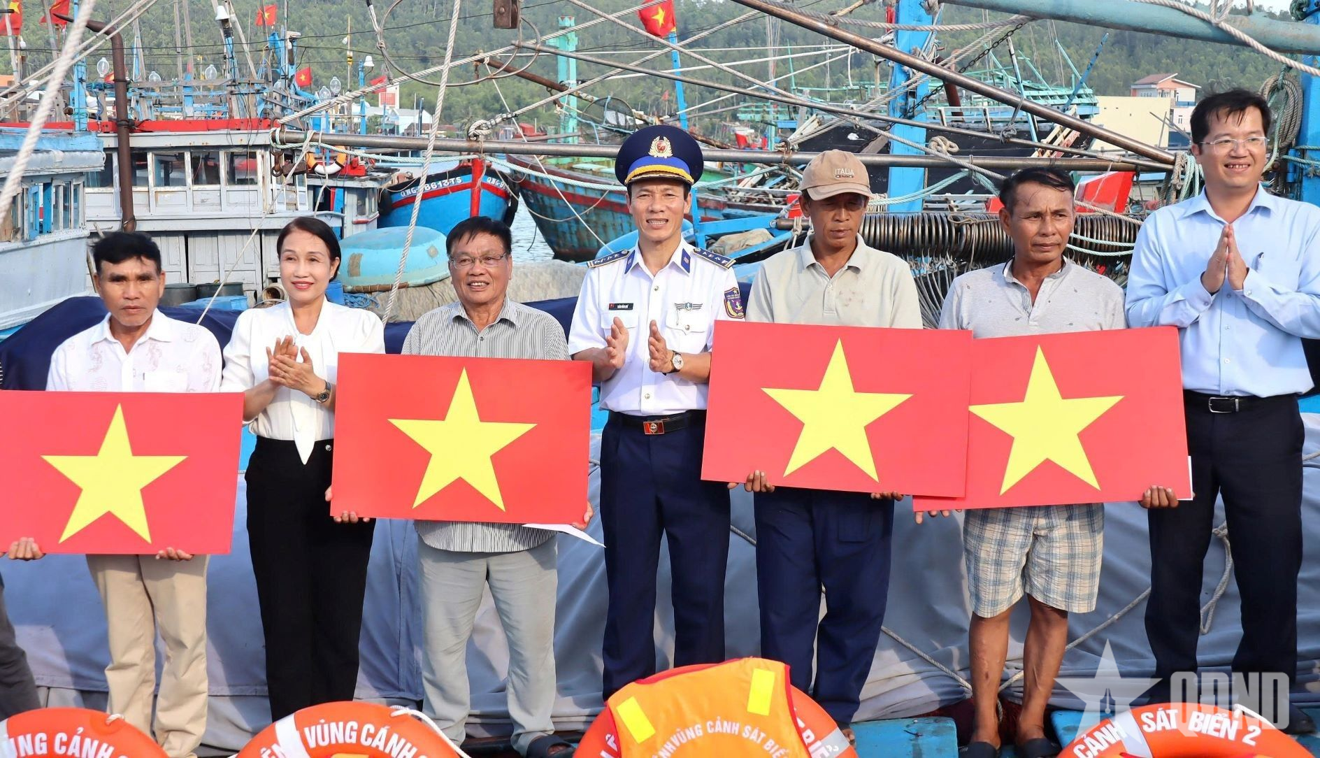 Vùng Cảnh sát biển 2 đồng hành, hỗ trợ ngư dân Sa Huỳnh vươn khơi bám biển