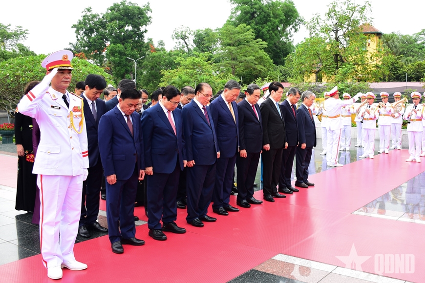 Lãnh đạo Đảng, Nhà nước vào Lăng viếng Chủ tịch Hồ Chí Minh và tưởng niệm các Anh hùng liệt sĩ