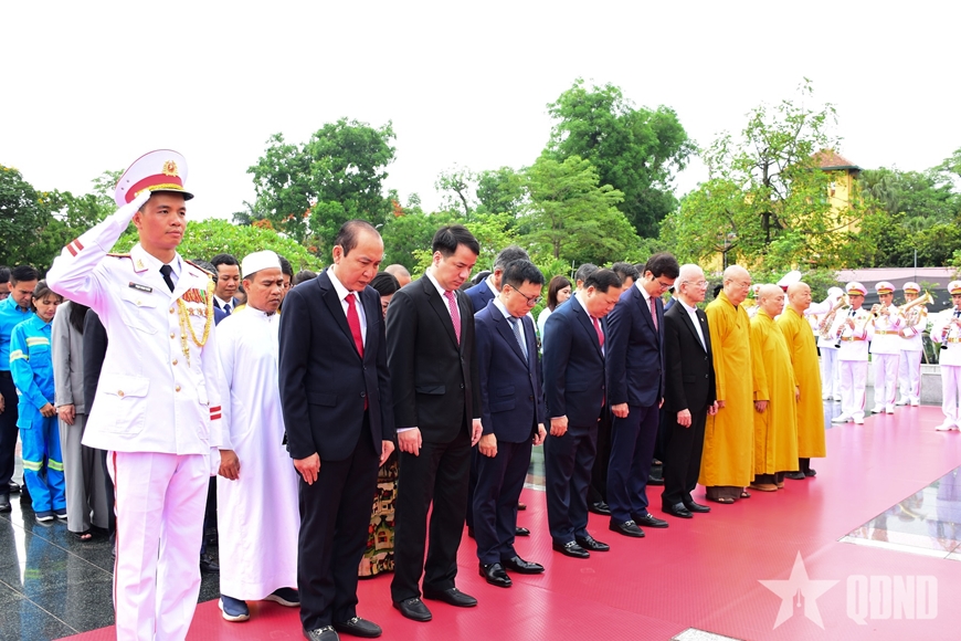 Lãnh đạo Đảng, Nhà nước vào Lăng viếng Chủ tịch Hồ Chí Minh và tưởng niệm các Anh hùng liệt sĩ