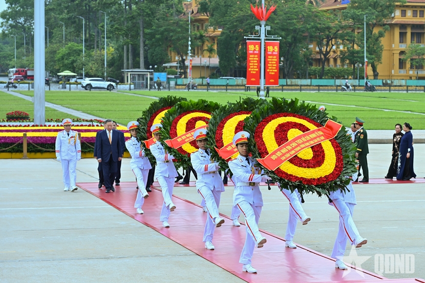 Lãnh đạo Đảng, Nhà nước vào Lăng viếng Chủ tịch Hồ Chí Minh và tưởng niệm các Anh hùng liệt sĩ