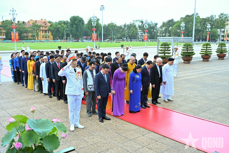 Lãnh đạo Đảng, Nhà nước vào Lăng viếng Chủ tịch Hồ Chí Minh và tưởng niệm các Anh hùng liệt sĩ