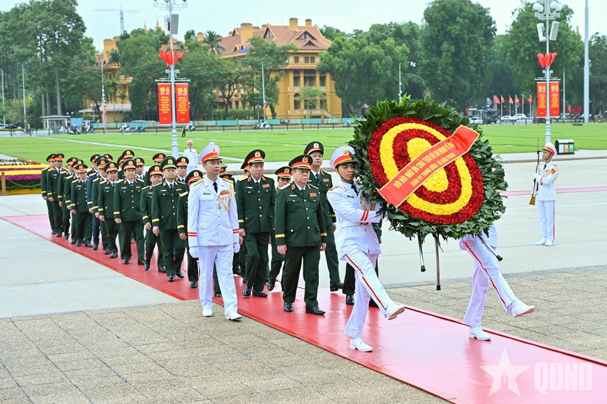 Lãnh đạo Đảng, Nhà nước vào Lăng viếng Chủ tịch Hồ Chí Minh và tưởng niệm các Anh hùng liệt sĩ