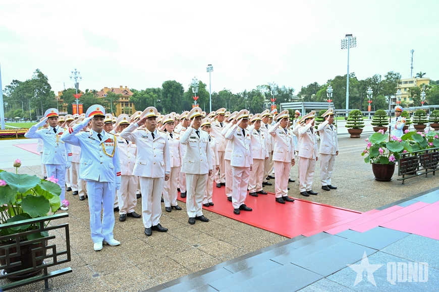 Lãnh đạo Đảng, Nhà nước vào Lăng viếng Chủ tịch Hồ Chí Minh và tưởng niệm các Anh hùng liệt sĩ