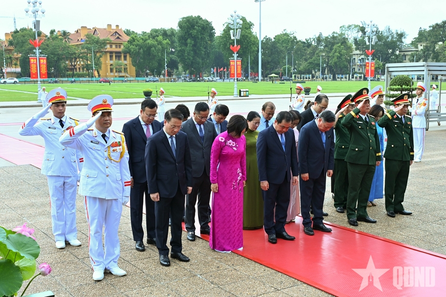 Lãnh đạo Đảng, Nhà nước vào Lăng viếng Chủ tịch Hồ Chí Minh và tưởng niệm các Anh hùng liệt sĩ