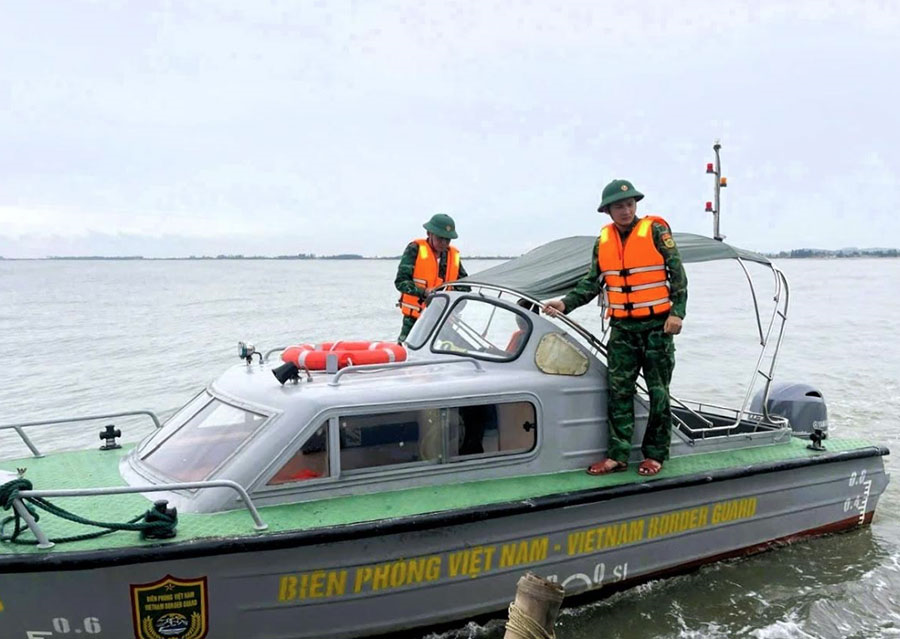 Đồn Biên phòng Quỳnh Phương kịp thời cứu hộ tàu cá gặp nạn trong sóng lớn
