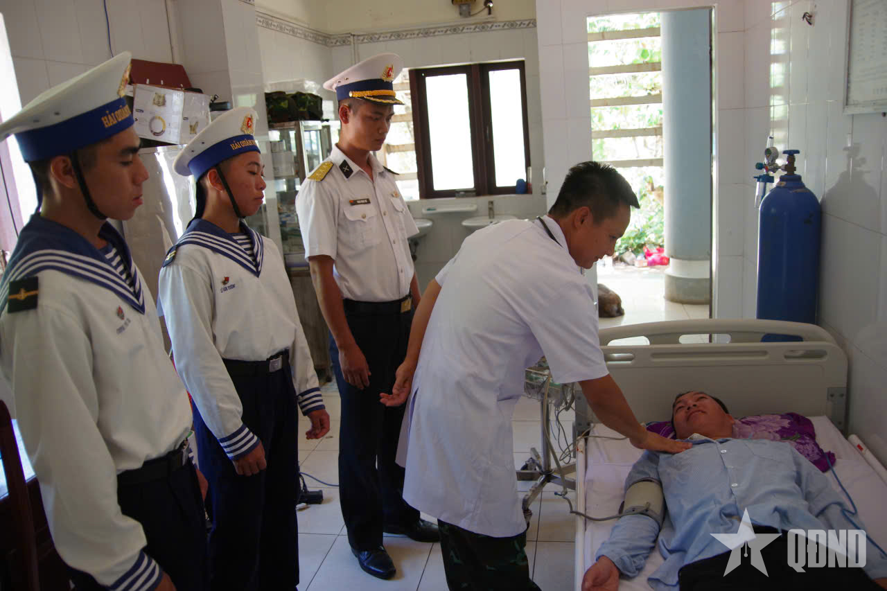 Trung tâm y tế Trường Sa tiếp nhận, điều trị ngư dân bị viêm loét dạ dày hành tá tràng