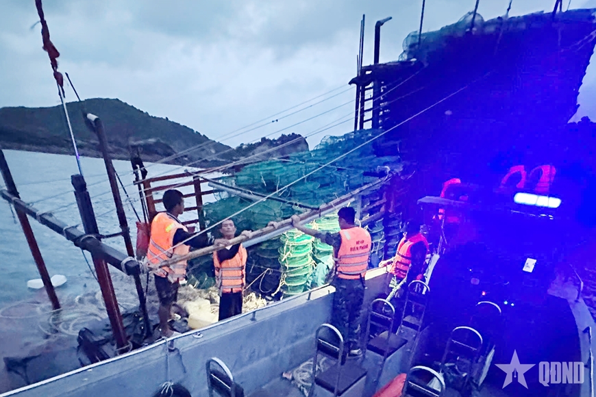 Cứu hộ thành công 8 ngư dân gặp nạn trên vùng biển Cô Tô