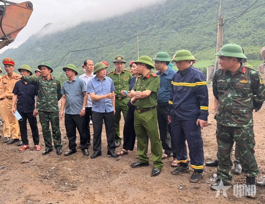 Đưa thi thể nạn nhân thứ ba trong vụ sạt lở mỏ đá ở Thanh Hóa ra khỏi đống đổ nát