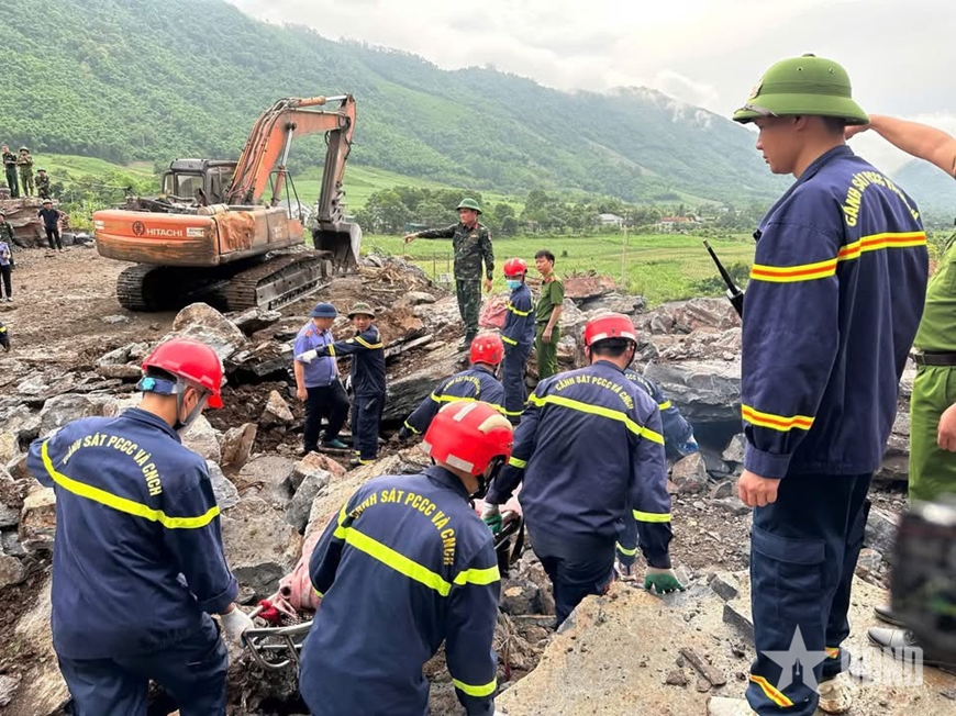 Đưa thi thể nạn nhân thứ ba trong vụ sạt lở mỏ đá ở Thanh Hóa ra khỏi đống đổ nát