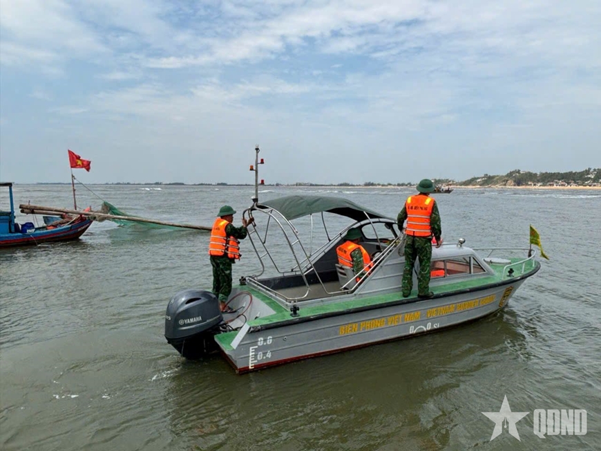 Kịp thời cứu hộ tàu cá Thanh Hóa mắc cạn tại cửa Lạch Cờn