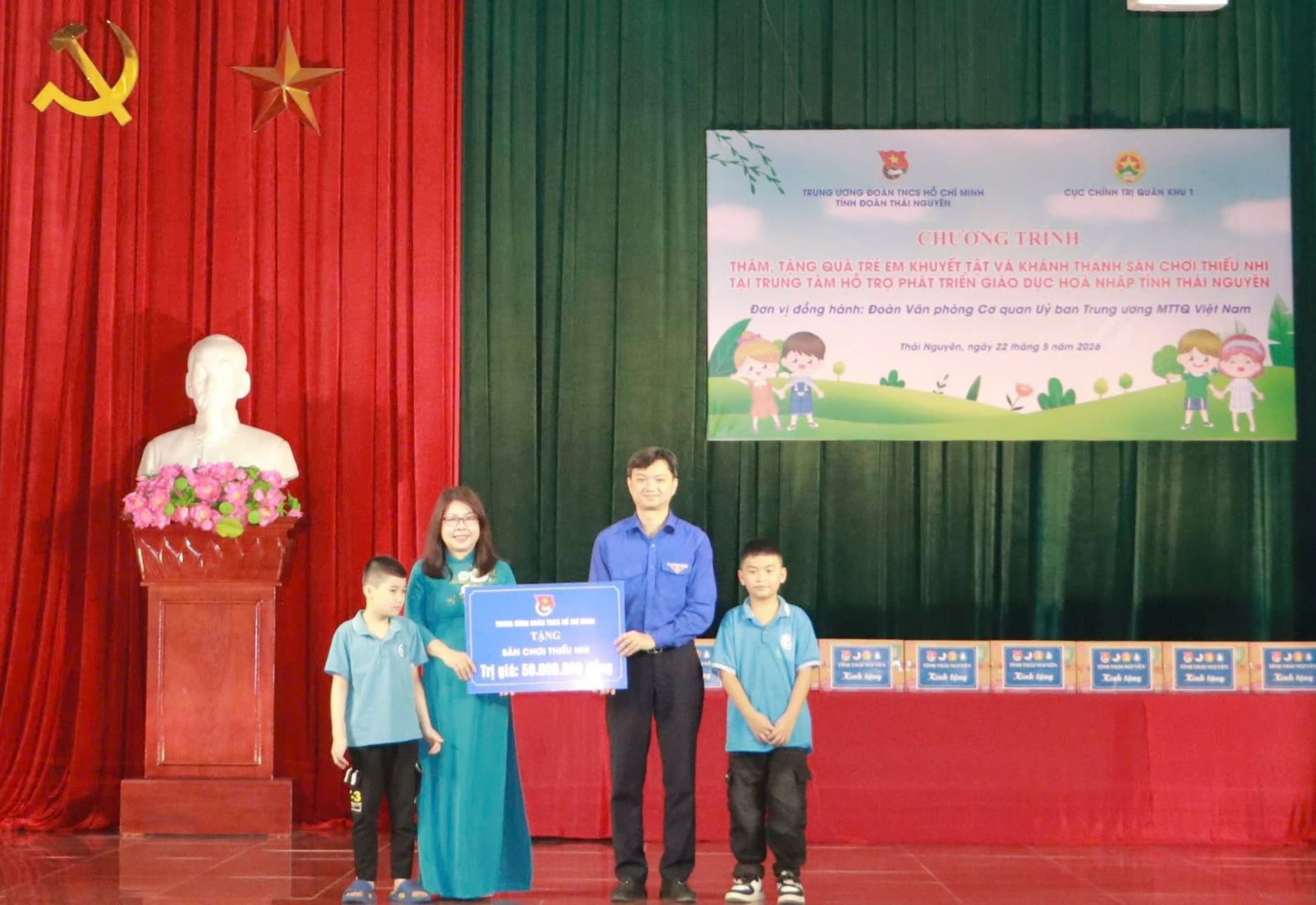 Trung ương Đoàn trao tặng sân chơi dành cho học sinh khuyết tật