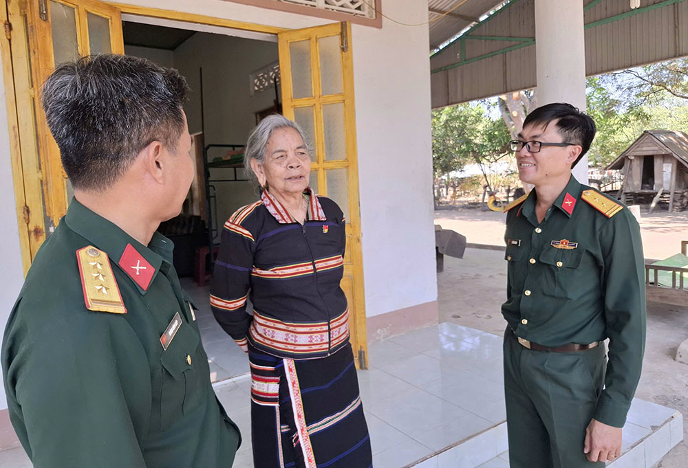 Đảng viên - già làng mang no ấm về buôn làng