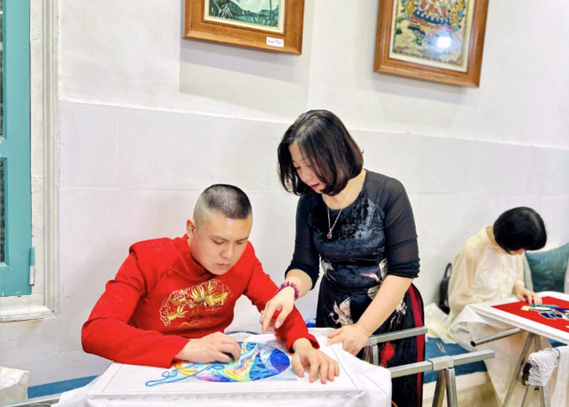 Dệt yêu thương cho những “vầng trăng khuyết”