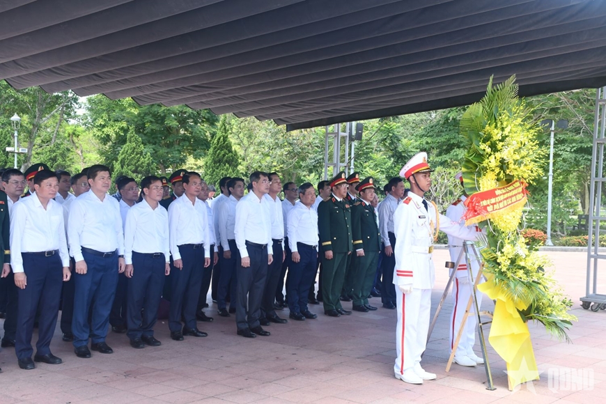 Thủ tướng L&ecirc; Minh Hưng d&acirc;ng hương tri &acirc;n c&aacute;c Anh h&ugrave;ng liệt sĩ tại Quảng Trị
