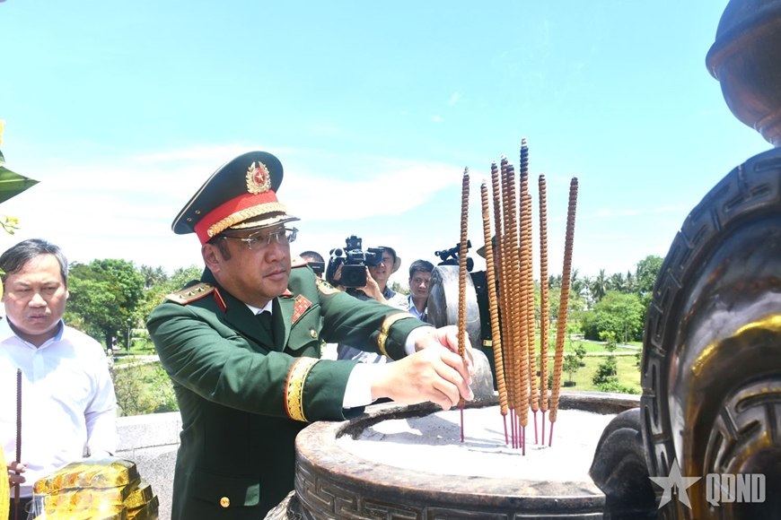 Thủ tướng L&ecirc; Minh Hưng d&acirc;ng hương tri &acirc;n c&aacute;c Anh h&ugrave;ng liệt sĩ tại Quảng Trị