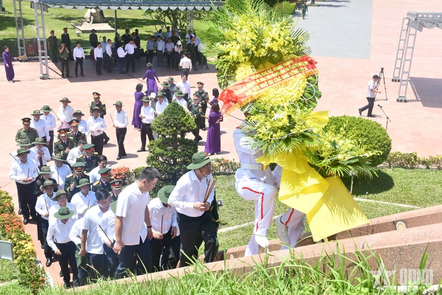Thủ tướng L&ecirc; Minh Hưng d&acirc;ng hương tri &acirc;n c&aacute;c Anh h&ugrave;ng liệt sĩ tại Quảng Trị
