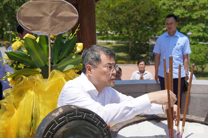 Thủ tướng L&ecirc; Minh Hưng d&acirc;ng hương tri &acirc;n c&aacute;c Anh h&ugrave;ng liệt sĩ tại Quảng Trị
