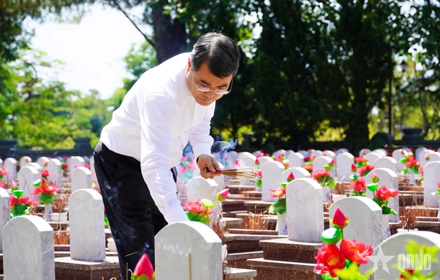 Thủ tướng L&ecirc; Minh Hưng d&acirc;ng hương tri &acirc;n c&aacute;c Anh h&ugrave;ng liệt sĩ tại Quảng Trị