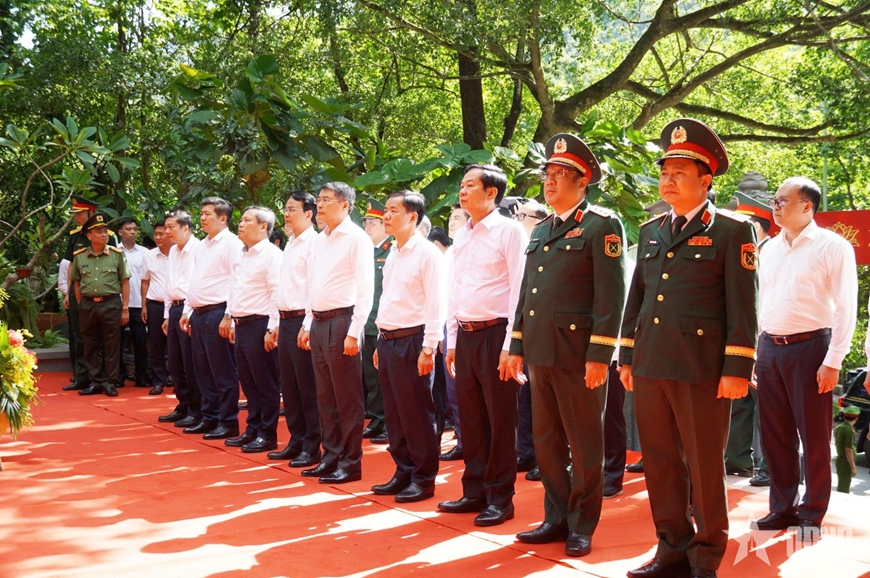 Thủ tướng L&ecirc; Minh Hưng d&acirc;ng hương tri &acirc;n c&aacute;c Anh h&ugrave;ng liệt sĩ tại Quảng Trị