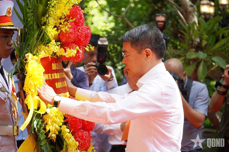 Thủ tướng L&ecirc; Minh Hưng d&acirc;ng hương tri &acirc;n c&aacute;c Anh h&ugrave;ng liệt sĩ tại Quảng Trị