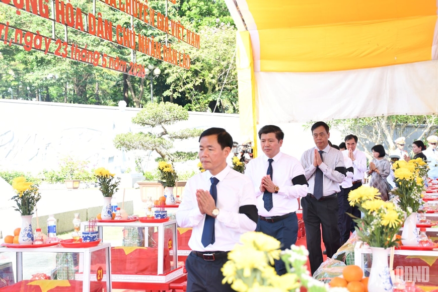 Thủ tướng L&ecirc; Minh Hưng dự Lễ truy điệu v&agrave; an t&aacute;ng h&agrave;i cốt liệt sĩ tại Quảng Trị