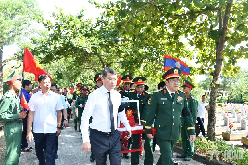 Thủ tướng L&ecirc; Minh Hưng dự Lễ truy điệu v&agrave; an t&aacute;ng h&agrave;i cốt liệt sĩ tại Quảng Trị