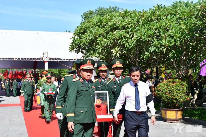 Thủ tướng L&ecirc; Minh Hưng dự Lễ truy điệu v&agrave; an t&aacute;ng h&agrave;i cốt liệt sĩ tại Quảng Trị
