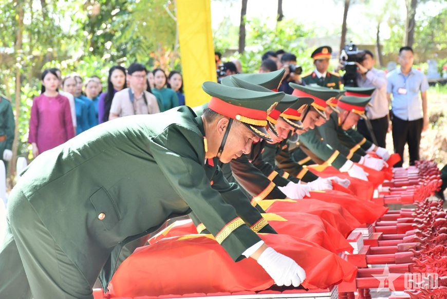 Thủ tướng L&ecirc; Minh Hưng dự Lễ truy điệu v&agrave; an t&aacute;ng h&agrave;i cốt liệt sĩ tại Quảng Trị
